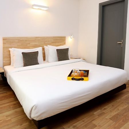 Hotel Oyo Townhouse 012 Kaushambi Metro Ghaziabad Esterno foto