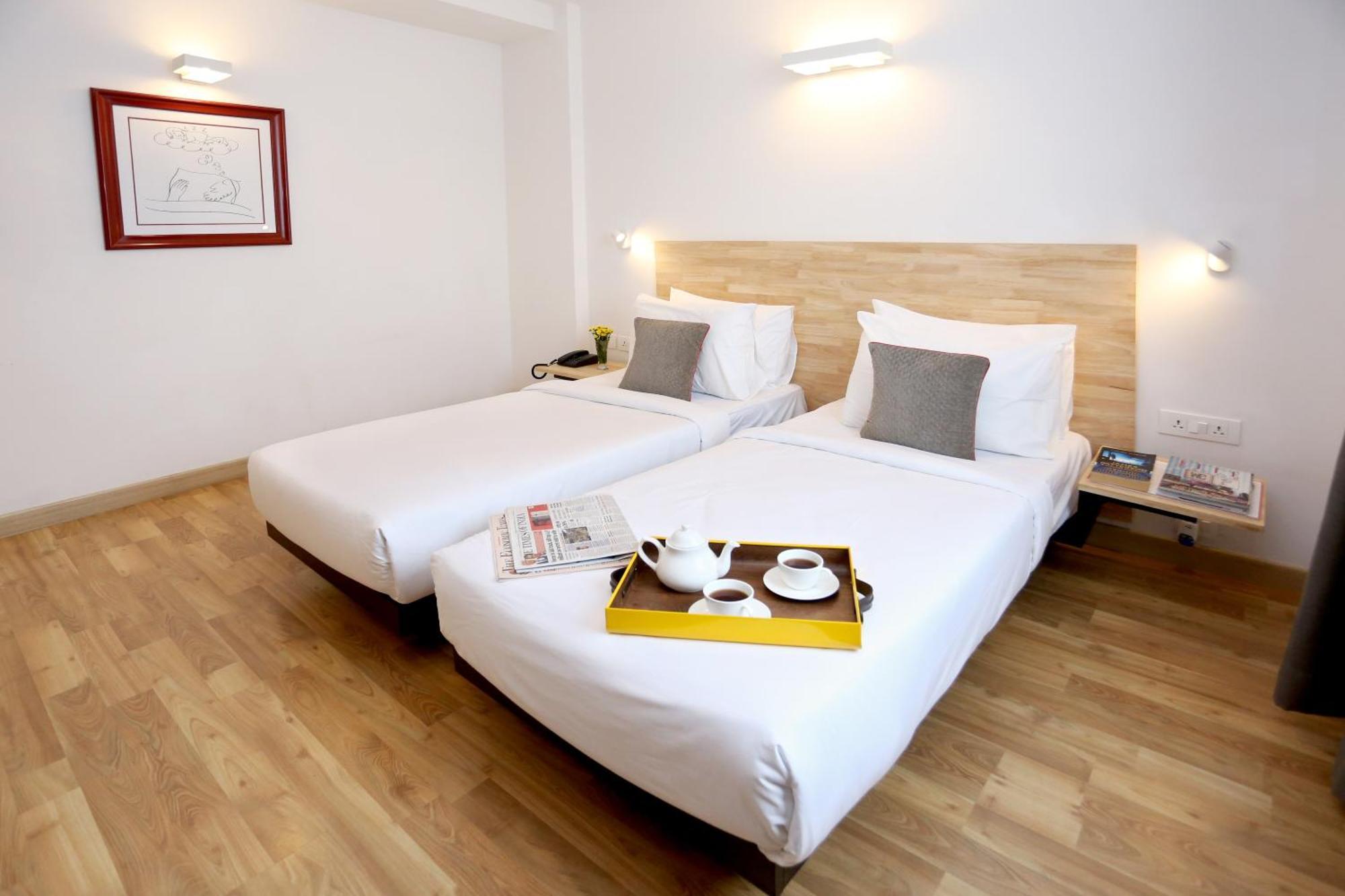 Hotel Oyo Townhouse 012 Kaushambi Metro Ghaziabad Esterno foto