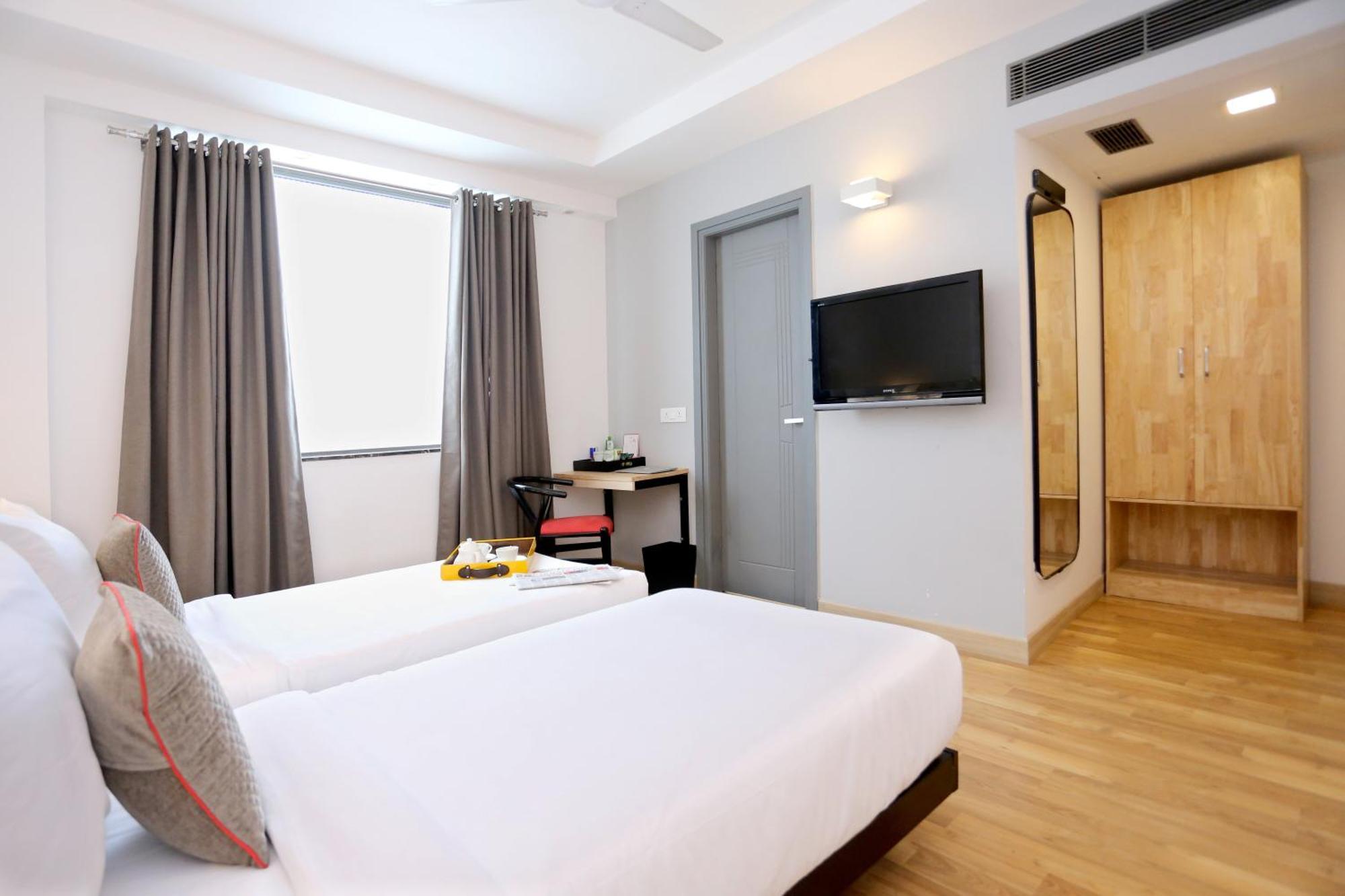 Hotel Oyo Townhouse 012 Kaushambi Metro Ghaziabad Esterno foto