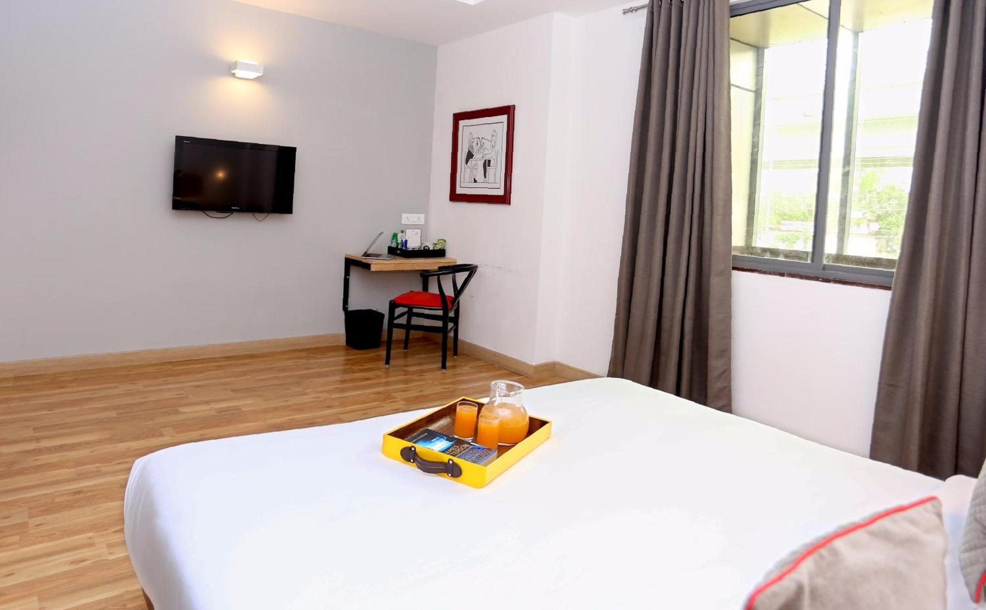 Hotel Oyo Townhouse 012 Kaushambi Metro Ghaziabad Esterno foto